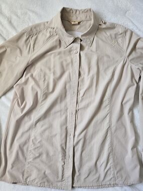 Ascend Women's Button-Front Shirt Jacket in Light Beige